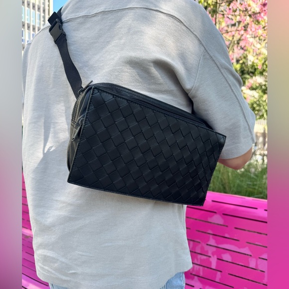 Authentic Mint Condition Bottega Veneta Men’s Crossbody Belt Bag. - Picture 4 of 17